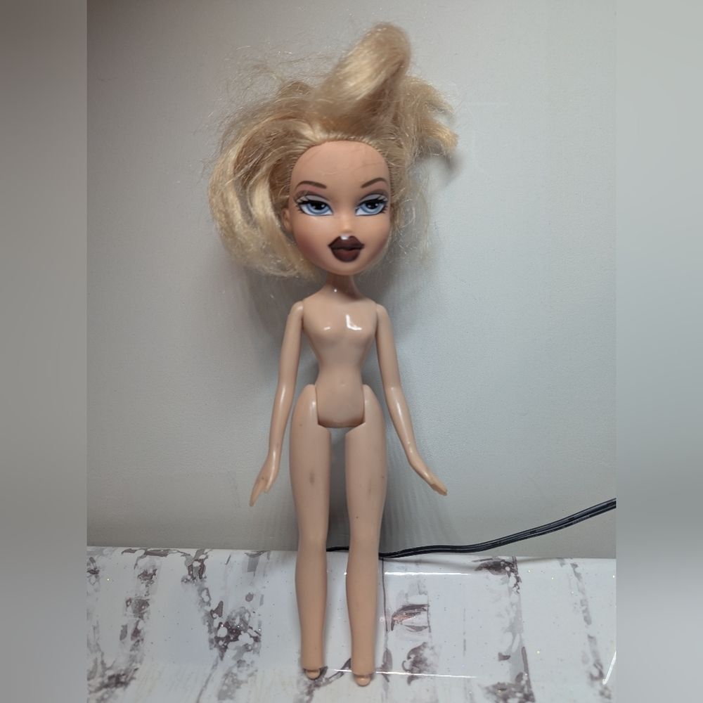 BRATZ VINTAGE DOLL 2001 MGA ENTERTAINMENT BLOND CLOE BLUE EYES PURPLE EYESHADOW